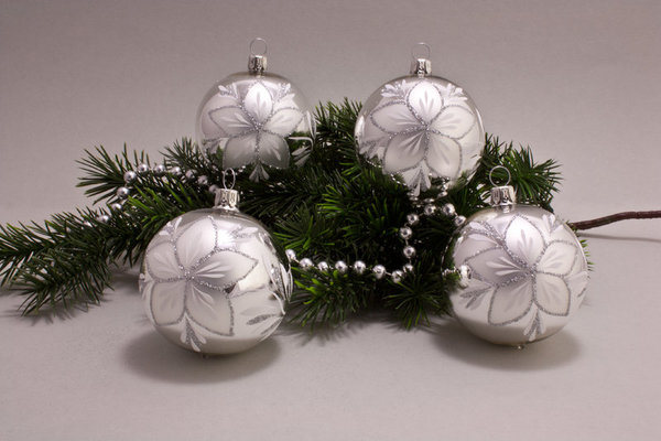 4 silberne Weihnachtskugeln mit Christrose 8cm aus Glas