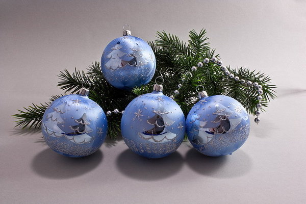 4 Weihnachtskugeln 6cm Eis-hellblau-silber