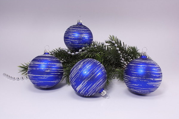 4 blaue Weihnachtskugeln 10cm matt mit Silber